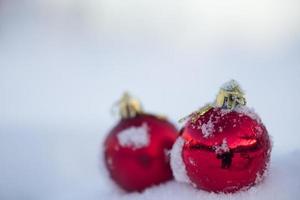 Weihnachtskugeln auf Kiefer foto