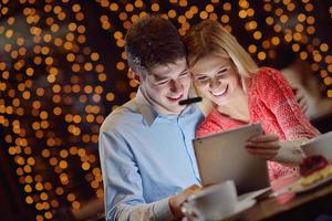 junges Paar mit einem Tablet-Computer foto