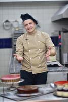 Koch bereitet Wüstenkuchen in der Küche zu foto