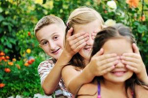 glückliche Kinder im Freien foto