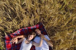 glückliches Paar im Weizenfeld foto