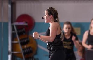 sportliche Frauen, die Aerobic-Übungen machen foto