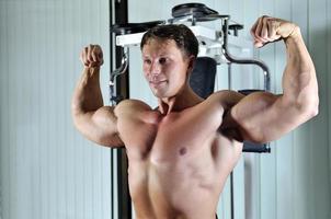 starker mann trainiert im fitnessstudio foto