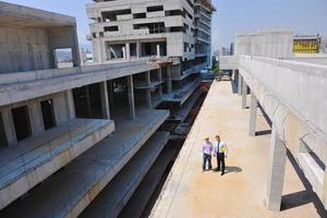 Architektenteam auf der Baustelle foto