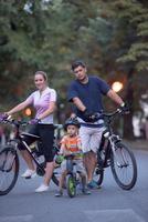 junge Familie mit Fahrrädern foto