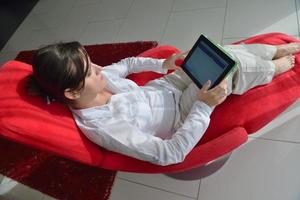 Frau mit Tablet-PC zu Hause foto