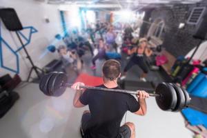 sportliche frauen, die während der übungen barbells verwenden foto