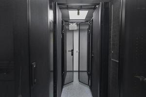 Rechenzentrum mit mehreren Reihen voll funktionsfähiger Server-Racks. moderne telekommunikation, cloud computing, künstliche intelligenz, datenbank, supercomputer-technologiekonzept. foto