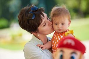 Mutter und Baby im Park foto