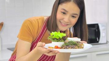 junge asiatische frau, die zu hause in der küche kocht. foto