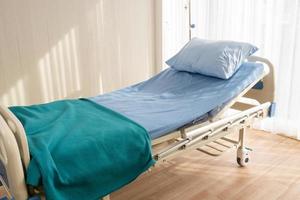 Nahaufnahme des Krankenhausbettes im Krankenzimmer foto