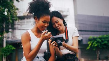 Zwei Freundinnen genießen die Stadtrundfahrt. junge touristen haben spaß beim gemeinsamen fotografieren. foto