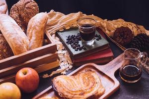 gebackenes Brot, Äpfel und Kaffee auf einem Tisch. foto