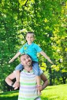 glücklicher vater und sohn haben spaß im park foto