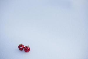 Weihnachtskugel im Schnee foto