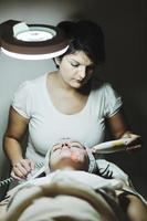 Frau mit Gesichtsmaske im Kosmetikstudio foto