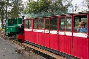 Woody Bay, Devon, Großbritannien, 2014. Lynton und Barnstaple Dampfeisenbahn am Bahnhof Woody Bay in Devon am 19. Oktober 2013. Drei nicht identifizierte Personen. foto