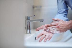 Coronavirus männliche Hände im Badezimmer foto