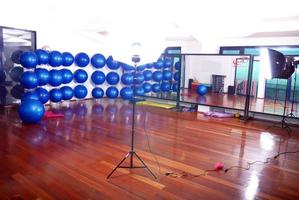 Fitness-Studio mit blauen Pilates-Bällen foto
