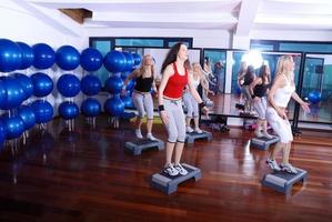 Mädchen treten in ein Fitnesscenter foto