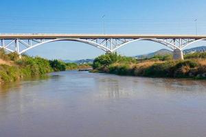 llobregat fluss und die brücke, die den fluss bei sant feliu de llobregat überquert foto