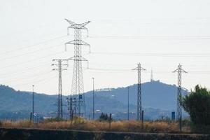 Technikturm für den Stromtransport unter blauem Himmel foto