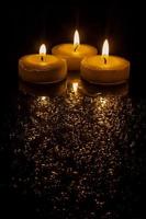drei brennende Kerzen foto