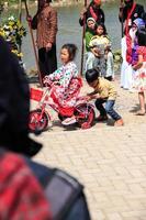 dieng, indonesien - 1. august 2015. dieng-kulturfestival, touristen folgen der dreadlocks-prozession während der dieng-kulturfestivalveranstaltung in dieng, banjarnegara-bezirk, zentrales java foto