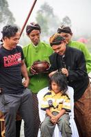 dieng, indonesien - 1. august 2015. dieng-kulturfestival, touristen folgen der dreadlocks-prozession während der dieng-kulturfestivalveranstaltung in dieng, banjarnegara-bezirk, zentrales java foto