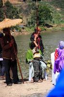 dieng, indonesien - 1. august 2015. dieng-kulturfestival, touristen folgen der dreadlocks-prozession während der dieng-kulturfestivalveranstaltung in dieng, banjarnegara-bezirk, zentrales java foto