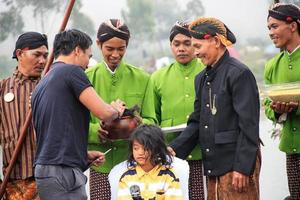 dieng, indonesien - 1. august 2015. dieng-kulturfestival, touristen folgen der dreadlocks-prozession während der dieng-kulturfestivalveranstaltung in dieng, banjarnegara-bezirk, zentrales java foto