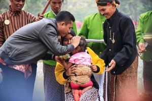 dieng, indonesien - 1. august 2015. dieng-kulturfestival, touristen folgen der dreadlocks-prozession während der dieng-kulturfestivalveranstaltung in dieng, banjarnegara-bezirk, zentrales java foto