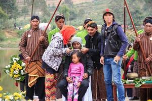 dieng, indonesien - 1. august 2015. dieng-kulturfestival, touristen folgen der dreadlocks-prozession während der dieng-kulturfestivalveranstaltung in dieng, banjarnegara-bezirk, zentrales java foto