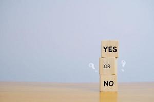 Denke über Ja- oder Nein-Geschäftsoptionen für schwierige Situationen und Fragezeichen-Entscheidungen nach. foto