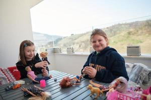 kleine Mädchen, die mit Puppen spielen foto