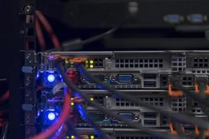 Netzwerk-Serverraum Nahaufnahme auf Glasfaser-Hub oder Switch für digitale Kommunikation und Internet im Supercomputer des Großrechner-Corporate-Business-Rechenzentrums. foto