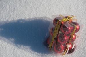 weihnachtskugel im kasten auf frischem schnee foto