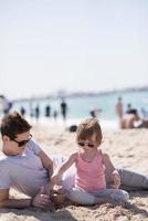 Mutter und Tochter am Strand foto