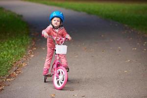 kleines Mädchen mit Fahrrad foto