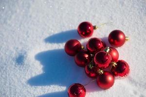 rote Weihnachtskugel im Neuschnee foto