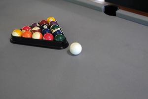 ein Billard-, Billard- oder Snooker-Tisch mit den Bällen bereit für ein Spiel foto