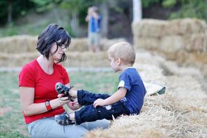 frau und kind haben spaß im freien foto