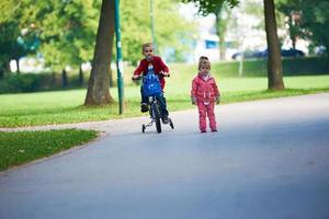 Junge und Mädchen mit Fahrrad foto