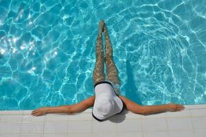 glückliche Frau im Schwimmbad foto