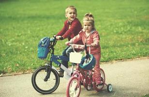 Junge und Mädchen mit Fahrrad foto