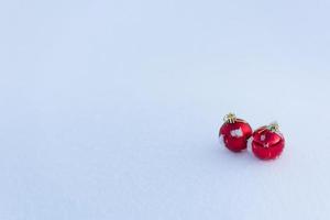 rote weihnachtskugeln im frischen schnee foto