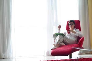 Frau mit Tablet-PC zu Hause foto