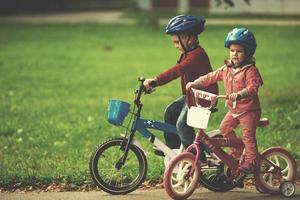 Junge und Mädchen mit Fahrrad foto