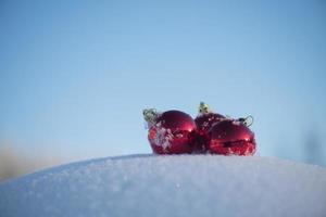 Weihnachtskugel im Schnee foto