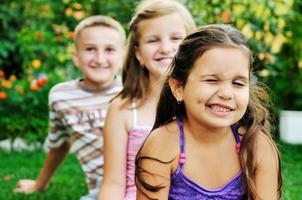 glückliche Kinder im Freien foto